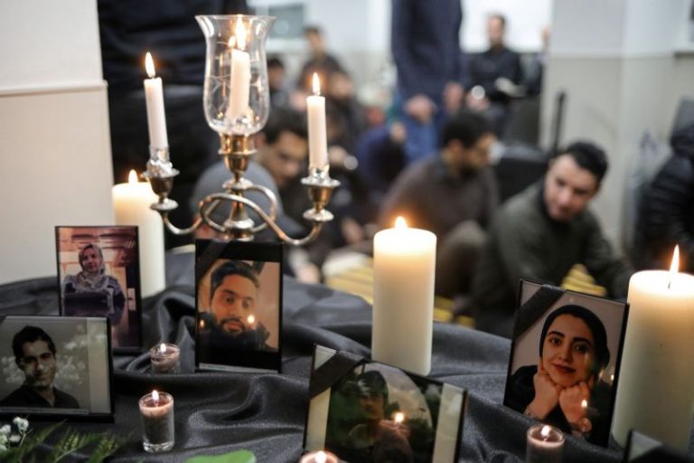 LYNXMPEG0A0PH.jpg,Foto de archivo. Fotografías de estudiantes que fueron víctimas del derribo del avión ucraniano en Irán, en una vigilia en una residencia de la Universidad de Toronto, Canadá, 8 de enero de 2020.  REUTERS/Chris Helgren; Crédito: Chris Helgren, Reuters