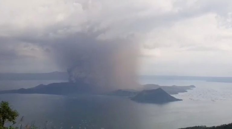 LYNXMPEG0B0EO.jpg,Vista del volcán desde Tagaytay, Filipinas, en una imagen de un vídeo de redes sociales. Jon Patrick Laurence Yen/vía REUTERS. ATENCIÓN EDITORES - ESTA IMAGEN HA SIDO ENTREGADA POR UN TERCERO. NO ESTÁ DISPONIBLE PARA REVENTA NI ARCHIVOS. CRÉDITO OBLIGATORIO.; Crédito: Social Media, Reuters