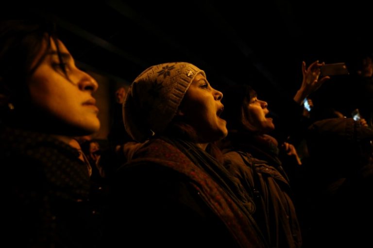 LYNXMPEG0D0MM.jpg,FILE PHOTO: A woman shouts slogans as she gathers with people to show their sympathy to the victims of the crash of the Boeing 737-800 plane, flight PS 752, in Tehran, Iran January 11, 2020. Nazanin Tabatabaee/WANA (West Asia News Agency) via REUTERS ; Crédito: Wana News Agency, Reuters