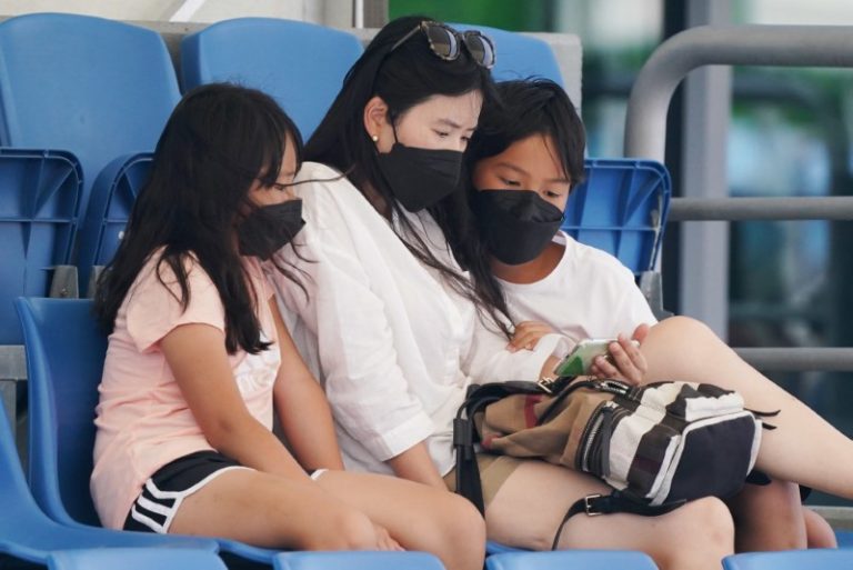 LYNXMPEG0E10G.jpg,Espectadores llevan máscaras para cubrir sus narices y bocas del humo de los incendios forestales durante una sesión de prácticas de tenis en Melbourne Park, Australia. Enero 15, 2020. AAP Image/Michael Dodge/VÍA REUTERS.; Crédito: STRINGER, Reuters