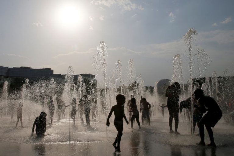 LYNXMPEG0E1KA.jpg,Imagen de archivo de personas refrescándose en las fuentes de agua de un parque, en momentos de altas temperaturas en París, Francia, Julio 25, 2019 REUTERS/Pascal Rossignol; Crédito: PASCAL ROSSIGNOL, Reuters