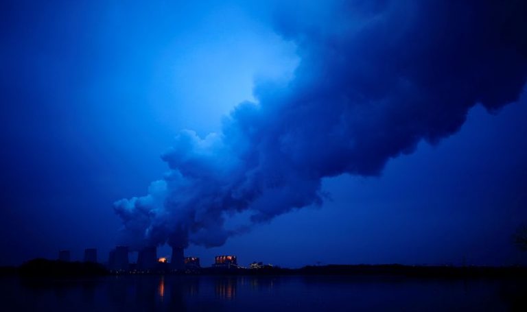 LYNXMPEG0F0SD.jpg,FILE PHOTO: Water vapour rises from the cooling towers of the Jaenschwalde lignite-fired power plant of Lausitz Energie Bergbau AG (LEAG) in Jaenschwalde, Germany, January 24, 2019. REUTERS/Hannibal Hanschke; Crédito: Hannibal Hanschke, Reuters