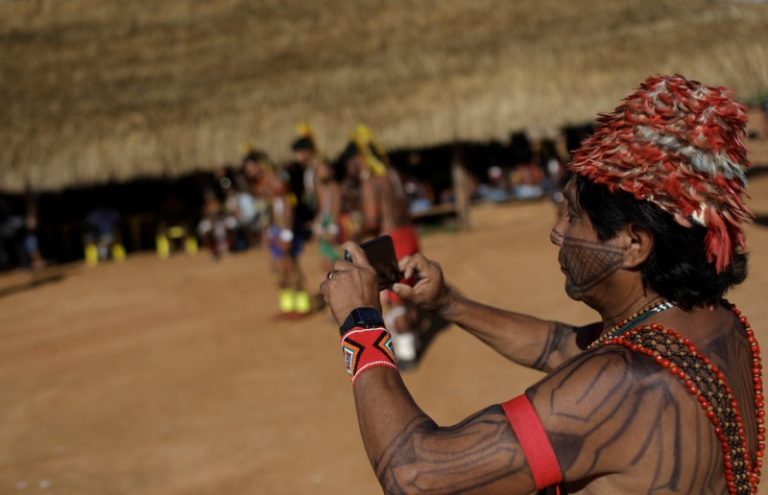 LYNXMPEG0G11X.jpg,Un hombre indígena filma una actuación durante un pow wow de cuatro días en la aldea de Piaracu, cerca de Sao Jose do Xingu, Brasil, 14 enero 2020.
REUTERS/Ricardo Moraes; Crédito: RICARDO MORAES, Reuters