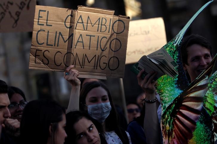 LYNXMPEG0G146.jpg,FOTO DE ARCHIVO. Una mujer sostiene un cartel que dice: el cambio climático es conmigo2 durante una protesta en Bogotá. REUTERS/Luisa Gonzalez; Crédito: LUISA GONZALEZ, Reuters