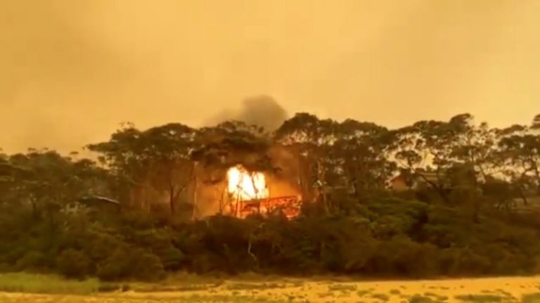 LYNXMPEG0K1O8.jpg,Una vista de una explosión después de que los incendios forestales prendieran una casa en Rosedale, Nueva Gales del Sur, Australia, el 31 de diciembre de 2019 en esta imagen obtenida de las redes sociales. Foto tomada el 31 de diciembre de 2019. Crédito obligatorio BETHANY KELLY/via REUTERS; Crédito: BETHANY KELLY, Reuters