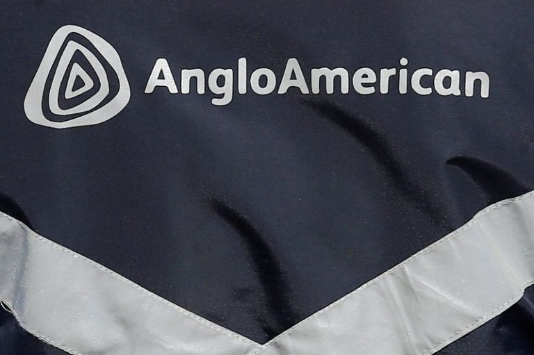 LYNXMPEG0M1BO.jpg,Imagen de archivo del logo de Anglo American en la chaqueta de un empleado de la mina de cobre Los Bronces, en las afueras de Santiago, Chile. 14 de marzo, 2019 REUTERS/Rodrigo Garrido/Archivo; Crédito: Rodrigo Garrido, Reuters