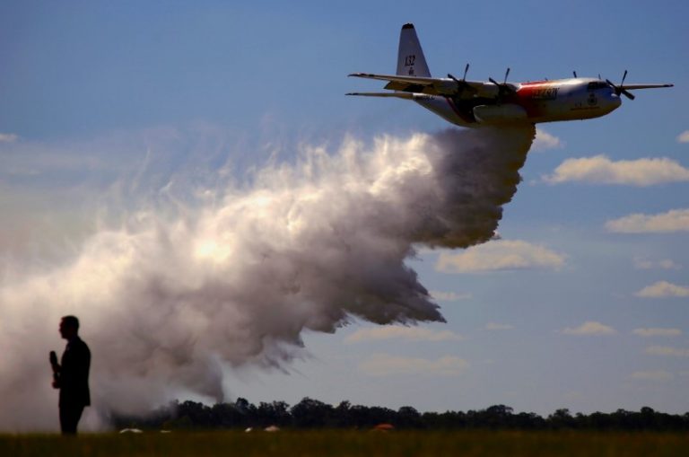 LYNXMPEG0N110.jpg,FILE PHOTO: A television reporter stands in front of a Large Air Tanker (LAT) C-130 Hercules as it drops a load of around 15,000 litres during a display by the Rural Fire Service ahead of the bushfire season at RAAF Base Richmond  Sydney, Australia, September 1, 2017.  REUTERS/David Gray/File Photo; Crédito: David Gray, Reuters