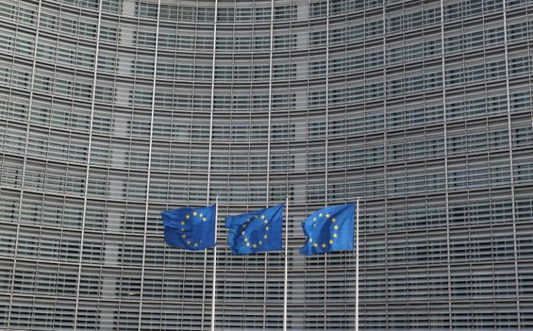LYNXMPEG0O0PA.jpg,FOTO DE ARCHIVO: Banderas de la Unión Europea frente a la sede de la Comisión Europea en Bruselas, el 10 de abril de 2019. REUTERS/Yves Herman; Crédito: Yves Herman, Reuters