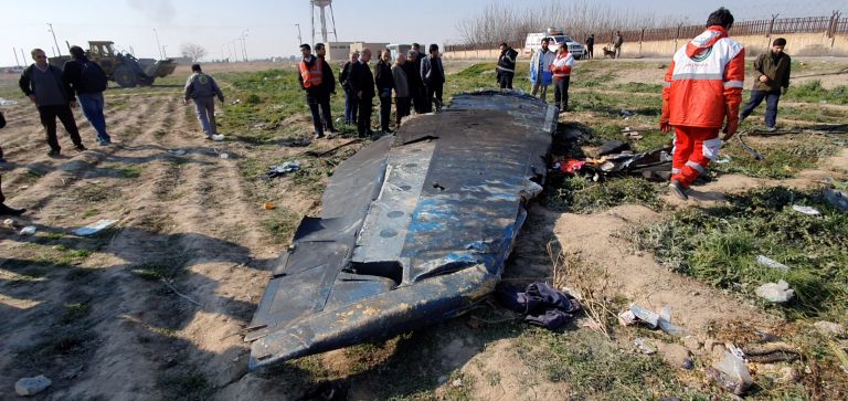 LYNXNPEG0A0A9.jpg,Vista general de los escombros del avión de Ukraine International Airlines, vuelo PS752, Boeing 737-800 que se estrelló después de despegar del aeropuerto Imam Jomeini de Irán, en las afueras de Teherán, Irán 8 de enero, 2020 se ve en esta captura de pantalla obtenida de un vídeo de redes sociales via REUTERS       ; Crédito: SOCIAL MEDIA, Reuters LYNXNPEG0A0A9.jpg,Vista general de los escombros del avión de Ukraine International Airlines, vuelo PS752, Boeing 737-800 que se estrelló después de despegar del aeropuerto Imam Jomeini de Irán, en las afueras de Teherán, Irán 8 de enero, 2020 se ve en esta captura de pantalla obtenida de un vídeo de redes sociales via REUTERS       ; Crédito: SOCIAL MEDIA, Reuters