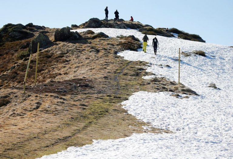 LYNXMPEG1B1EF.jpg,Turistas caminan en pistas de esquí cerradas por falta de nieve, Boutx, Francia, 10 febrero 2020.
REUTERS/Regis Duvignau; Crédito: REGIS DUVIGNAU, Reuters