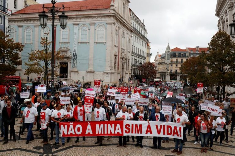LYNXMPEG1D1AA.jpg,Demonstrators protest against lithium mines in downtown Lisbon, Portugal September 21, 2019. The banner reads 