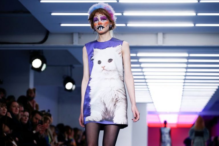 LYNXMPEG1D1F5.jpg,Una modelo presenta una creación de la firma Ashley Williams en la Semana de la Moda de Londres. 14 febrero 2020. REUTERS/Henry Nicholls; Crédito: Henry Nicholls, Reuters