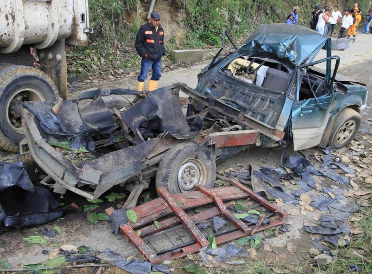 LYNXMPEG1H13Z.jpg,Foto de archivo. Un hombre camina junto a un automóvil cargado de explosivos que detonó en el departamento del Cauca, Colombia. REUTERS/Jaime Saldarriaga; Crédito: Jaime Saldarriaga, Reuters