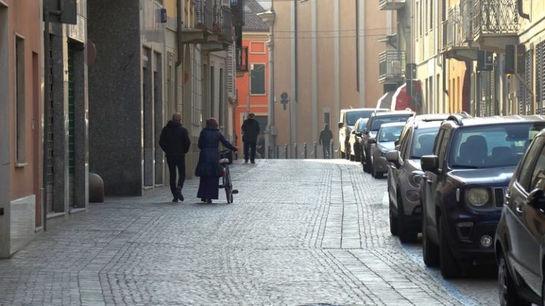 LYNXNPEG1L0CM.jpg,Varias personas caminan por una calle vacía en esta imagen fija sacada de un vídeo, en el pueblo de Codogno, en la provincia de Lodi, Italia, el 21 de febrero de 2020. Equipo local/REUTERS TV via REUTERS  ; Crédito: REUTERS TV, Reuters LYNXNPEG1L0CM.jpg,Varias personas caminan por una calle vacía en esta imagen fija sacada de un vídeo, en el pueblo de Codogno, en la provincia de Lodi, Italia, el 21 de febrero de 2020. Equipo local/REUTERS TV via REUTERS  ; Crédito: REUTERS TV, Reuters