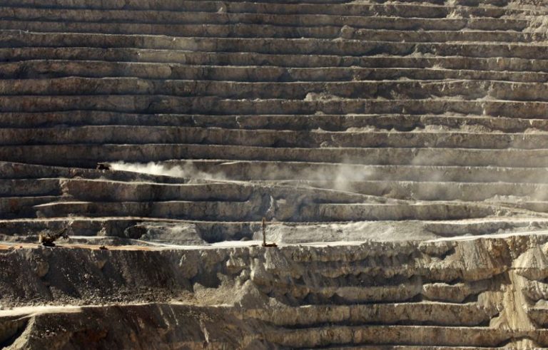 LYNXNPEG1R1GY.jpg,Foto de archivo de una vista del rajo de la mina de cobre Chuquicamata de Codelco en Calama, Chile.
Abril, 2011. REUTERS/Ivan Alvarado; Crédito: Ivan Alvarado, Reuters