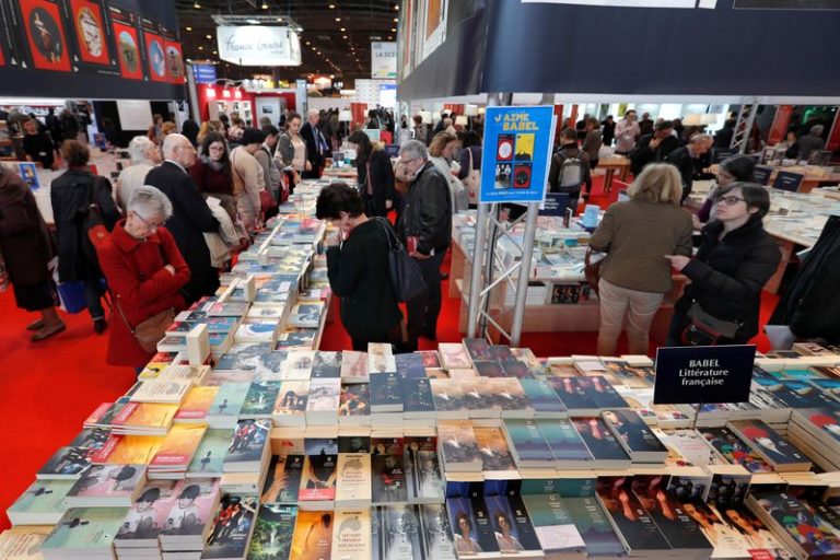 LYNXMPEG211GZ.jpg,Los visitantes miran libros en la feria anual del libro de París 2017, Francia, 24 marzo 2017.
REUTERS/Charles Platiau ; Crédito: Charles Platiau, Reuters
