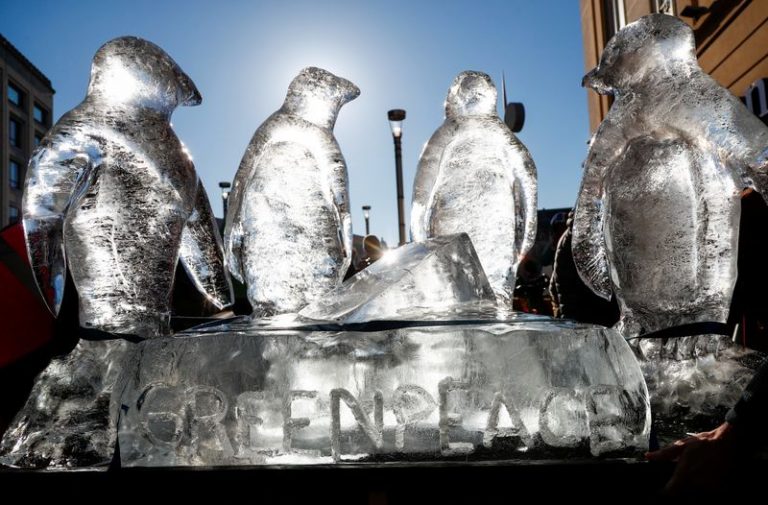 LYNXMPEG220J4.jpg,FOTO DE ARCHIVO: Una escultura de hielo de pingüinos de Greenpeace se ve durante una protesta de estudiantes contra el cambio climático en el centro de Bruselas, Bélgica, el 7 de febrero de 2020. REUTERS/Francois Lenoir/Foto de archivo; Crédito: Francois Lenoir, Reuters
