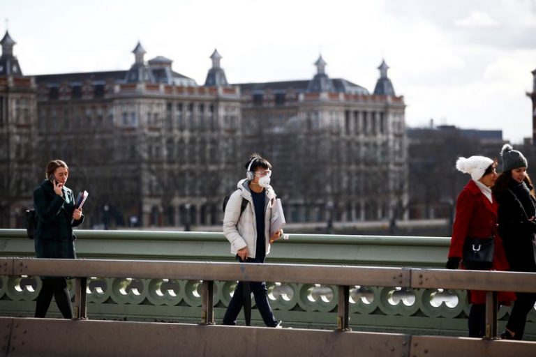 LYNXMPEG220W0.jpg,Foto del lunes de un hombre caminando por Londres con una máscara por el brote de coronavirus. 
Mar 2, 2020. REUTERS/Henry Nicholls; Crédito: HENRY NICHOLLS, Reuters LYNXMPEG220W0.jpg,Foto del lunes de un hombre caminando por Londres con una máscara por el brote de coronavirus. 
Mar 2, 2020. REUTERS/Henry Nicholls; Crédito: HENRY NICHOLLS, Reuters