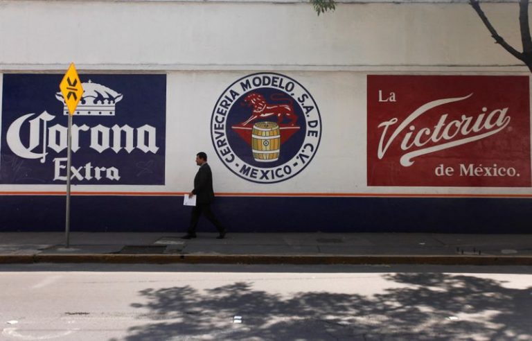 LYNXMPEG221T1.jpg,Imagen de Archivo. Un hombre camina frente a un anuncio con el logotipo de Grupo Modelo, que pertenece al portafolio de Constellation Brands, en la Ciudad de México, 16 de julio de 2013.  REUTERS/Edgard Garrido; Crédito: Edgard Garrido, Reuters