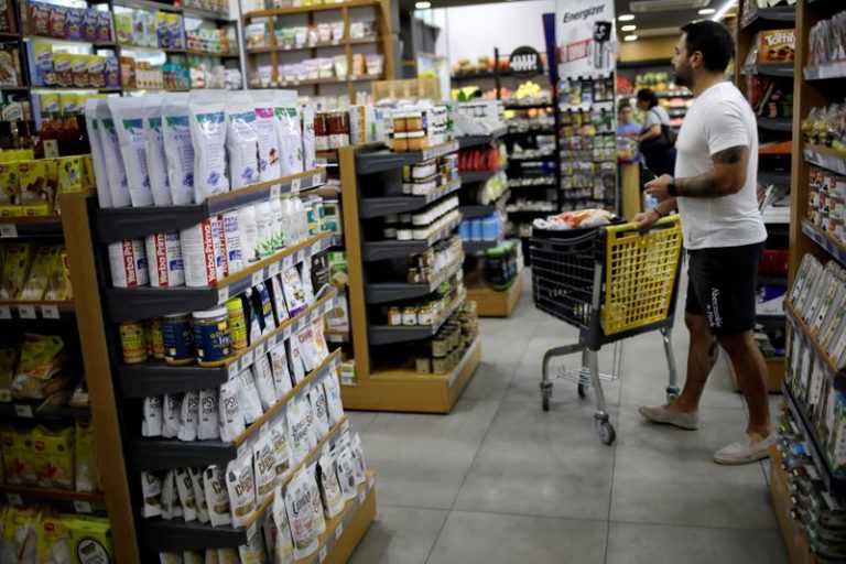 LYNXMPEG240QD.jpg,Foto de archivo de un cliente en un supermercado en Beirut. 
Nov 5, 2019. REUTERS/Andres Martinez Casares ; Crédito: Andres Martinez Casares, Reuters