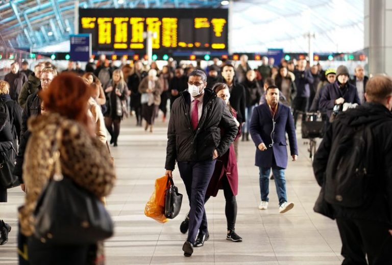 LYNXMPEG280OE.jpg,FOTO DE ARCHIVO - Un hombre es visto usando una mascarilla en la estación de Waterloo en Londres, Reino Unido, el 6 de marzo de 2020. REUTERS/Henry Nicholls; Crédito: HENRY NICHOLLS, Reuters