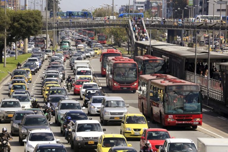 LYNXMPEG281L7.jpg,Foto de archivo de auto y buses en una atestada calle en Bogotá. 
Oct 20, 2015. REUTERS/Jose Miguel Gomez ; Crédito: Jose Gomez, Reuters