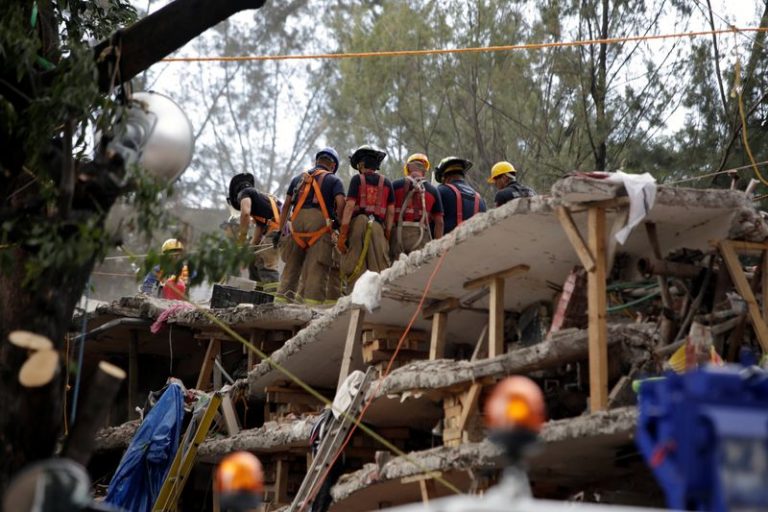 LYNXMPEG291OE.jpg,Imagen de archivo. Bomberos mexicanos parados sobre el los escombros de un edificio residencial colapsado en la Ciudad de México. 25 de septiembre de 2017.  REUTERS/Jose Luis Gonzalez; Crédito: JOSE LUIS GONZALEZ, Reuters