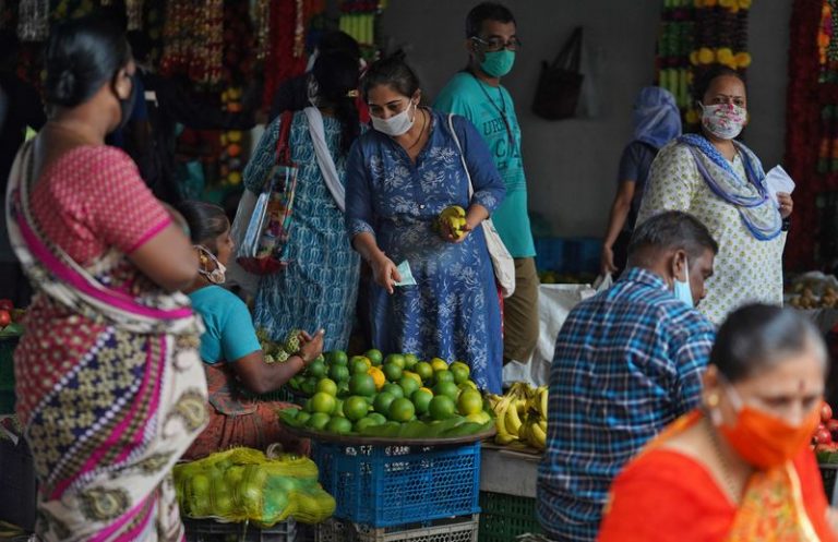 LYNXMPEG7J0WB.jpg,Una mujer con una mascarilla protectora compra fruta en un mercado, en medio de la propagación de la enfermedad del coronavirus (COVID-19) en Mumbái, India. 20 de agosto de 2020. REUTERS/Hemanshi Kamani; Crédito: HEMANSHI KAMANI, Reuters