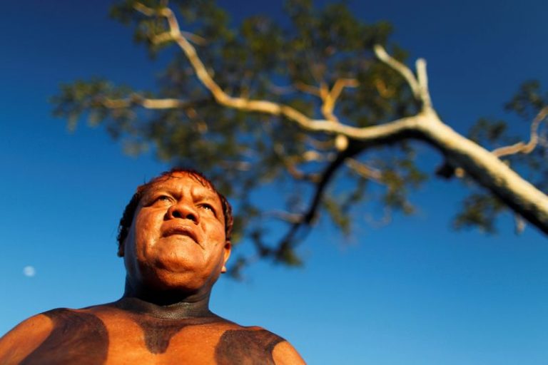 LYNXMPEG7J1OE.jpg,FOTO DE ARCHIVO: El jefe de Yawalapiti, Aritana, es visto en el Parque Nacional Xingu, estado de Mato Grosso, 9 de mayo de 2012.REUTERS/Ueslei Marcelino/File Photo; Crédito: Ueslei Marcelino, Reuters LYNXMPEG7J1OE.jpg,FOTO DE ARCHIVO: El jefe de Yawalapiti, Aritana, es visto en el Parque Nacional Xingu, estado de Mato Grosso, 9 de mayo de 2012.REUTERS/Ueslei Marcelino/File Photo; Crédito: Ueslei Marcelino, Reuters