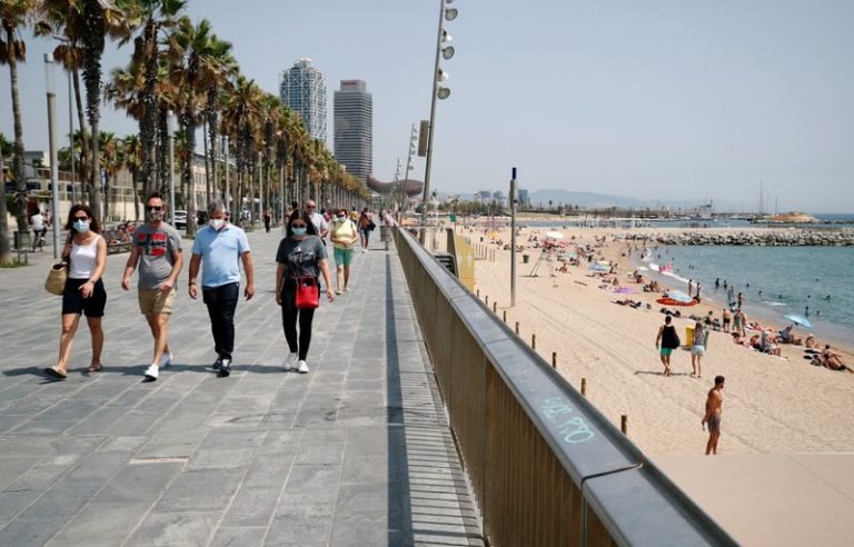 LYNXMPEG7K0DC-1.jpg,People wearing protective masks walk along the Barceloneta beach after Catalonia's regional authorities decided to make mandatory the use of face masks in public at all times, during the outbreak of the coronavirus disease (COVID-19), in Barcelona, Spain July 9, 2020. REUTERS/Albert Gea; Crédito: Albert Gea, Reuters LYNXMPEG7K0DC-1.jpg,People wearing protective masks walk along the Barceloneta beach after Catalonia's regional authorities decided to make mandatory the use of face masks in public at all times, during the outbreak of the coronavirus disease (COVID-19), in Barcelona, Spain July 9, 2020. REUTERS/Albert Gea; Crédito: Albert Gea, Reuters