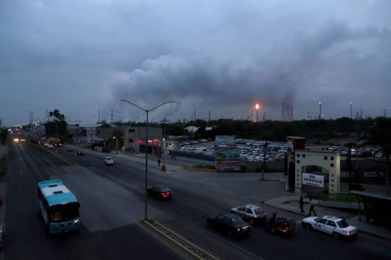 LYNXMPEG7K1DN.jpg,Imagen de archivo. El exceso de gas natural se quema en la refinería de petróleo de Tula, operada por la compañía estatal mexicana Pemex, vista desde un puente peatonal junto a la planta de energía de Tula que pertenece a la empresa nacional de energía Comisión Federal de Electricidad, o CFE, en Tula de Allende, al norte de la Ciudad de México, México. 22 de junio de 2020. REUTERS / Henry Romero; Crédito: Henry Romero, Reuters