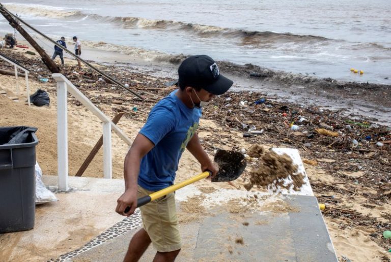 LYNXMPEG7L0CN.jpg,Un joven recoge escombros tras el paso del huracán Genevieve por Cabo San Lucas, en la península mexicana de Baja California. 20 agosto 2020, REUTERS/Fernando Castillo. PROHIBIDO ARCHIVO Y REVENTAS.; Crédito: Stringer, Reuters LYNXMPEG7L0CN.jpg,Un joven recoge escombros tras el paso del huracán Genevieve por Cabo San Lucas, en la península mexicana de Baja California. 20 agosto 2020, REUTERS/Fernando Castillo. PROHIBIDO ARCHIVO Y REVENTAS.; Crédito: Stringer, Reuters