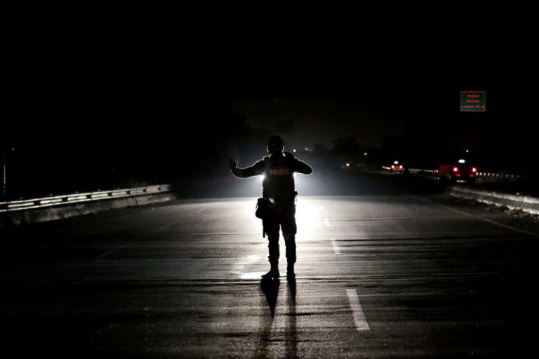 LYNXMPEG7M0BN.jpg,Imagen de archivo de un policía peruano haciendo guardia en la frontera con Ecuador en Tumbes, Perú. 15 junio 2019. REUTERS/Guadalupe Pardo; Crédito: Guadalupe Pardo, Reuters