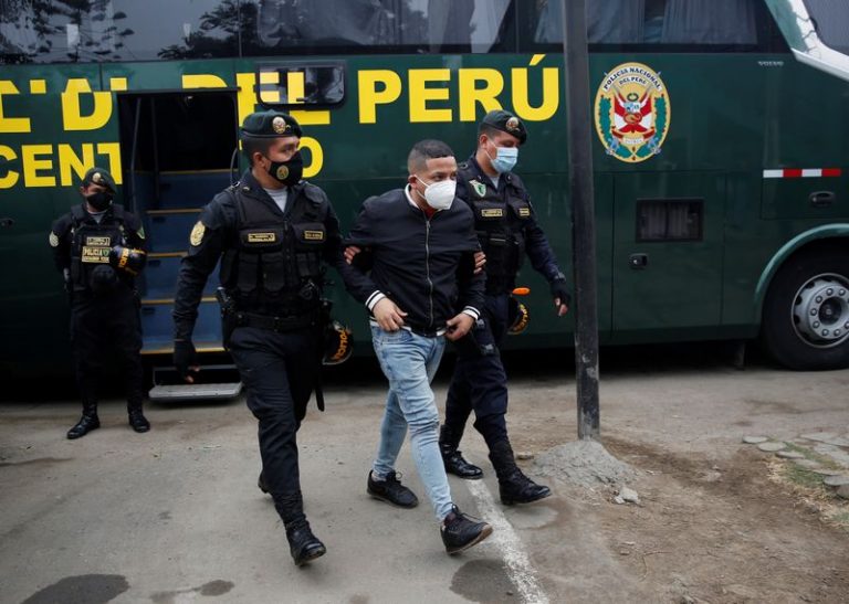 LYNXMPEG7M0E1.jpg,Un hombre es escoltado por la policía tras ser detenido en una fiesta ilegal que acabó en tragedia en Lima, Perú. 23 agosto 2020. REUTERS/Sebastián Castañeda. NO REVENTAS NI ARCHIVOS.; Crédito: Stringer, Reuters