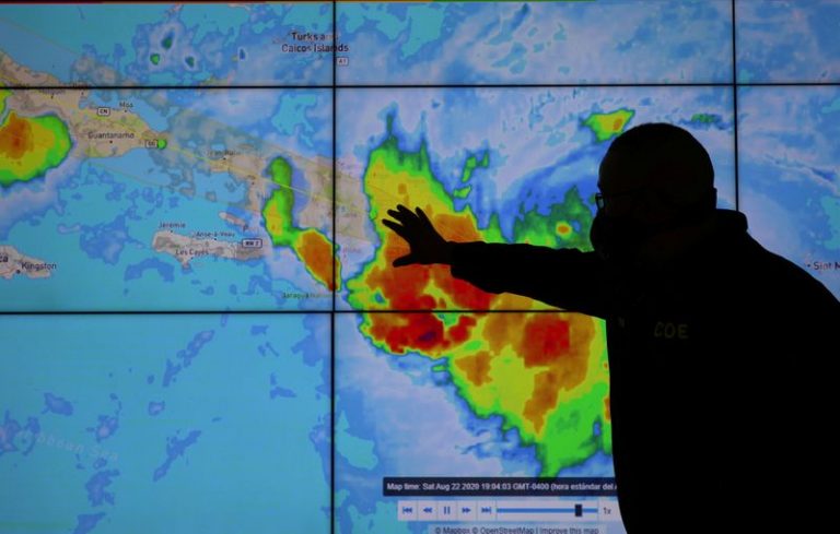 LYNXMPEG7M0FD.jpg,Un miembro del Comité de Operaciones de Emergencia mira la trayectoria de la tormenta Laura en Santo Domingo, República Dominicana. 22 agosto 2020. REUTERS/Ricardo Rojas; Crédito: Ricardo Rojas, Reuters