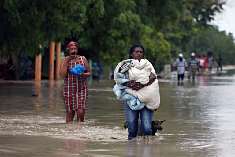 LYNXMPEG7N0VR.jpg,Varias personas andan por las calles inundadas tras el paso de la tormenta tropical Laura por Azúa, República Dominicana. 23 agosto 2020. REUTERS/Ricardo Rojas; Crédito: Ricardo Rojas, Reuters