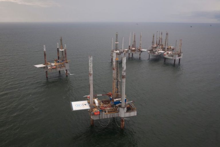 LYNXMPEG7N0X2.jpg,Foto de archivo ilustrativa de plataformas petroleras no utilizadas en el Golfo de Mexico, cerca de Port Fourchon, Luisiana. 
Ago 11, 2010. 
REUTERS/Lee Celano ; Crédito: LEE CELANO, Reuters LYNXMPEG7N0X2.jpg,Foto de archivo ilustrativa de plataformas petroleras no utilizadas en el Golfo de Mexico, cerca de Port Fourchon, Luisiana. 
Ago 11, 2010. 
REUTERS/Lee Celano ; Crédito: LEE CELANO, Reuters