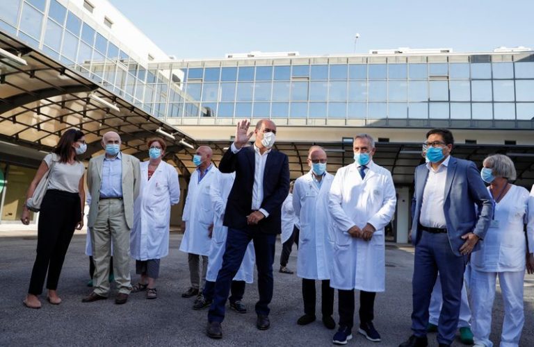 LYNXMPEG7N0ZB.jpg,El presidente regional de Lazio, Nicola Zingaretti (centro), gesticula junto a las autoridades del hospital de enfermedades infecciosas Lazzaro Spallanzani en Roma, Italia. 24 agosto 2020. REUTERS/Yara Nardi; Crédito: Yara Nardi, Reuters