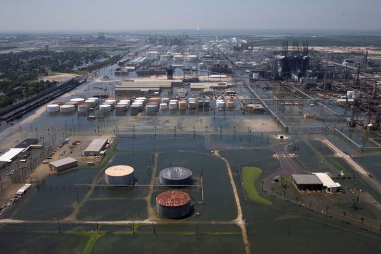 LYNXMPEG7N13E.jpg,Foto de archivo ilustrativa de inundaciones causadas por la tornenta Harvey en las instalaciones de Motiva Enterprises LLC en Port Arthur, Texas. 
Ago 31, 2017. REUTERS/Adrees Latif; Crédito: ADREES LATIF, Reuters
