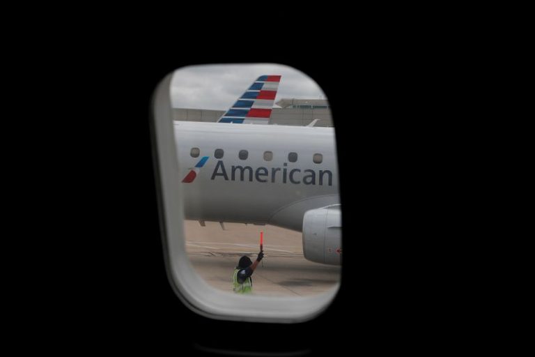 LYNXMPEG7N1BT.jpg,Imagen de archivo de un operario haciendo señales junto a un avión de American Airlines en el aeropuerto internacional Hartsfield–Jackson de Atlanta, Georgia, EEUU. 19 mayo 2020. REUTERS/Shannon Stapleton; Crédito: Shannon Stapleton, Reuters