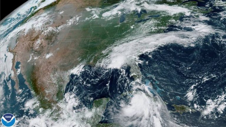 LYNXMPEG7O10A-1.jpg,La tormenta Marco llega a la costa de Louisiana mientras la tormenta Laura le sigue (abajo a la derecha) en una imagen satelital de la  National Oceanic and Atmospheric Administration (NOAA). 24 de agosto de  2020. CIRA/NOAA/Handout via REUTERS.; Crédito: CIRA/NOAA, Reuters