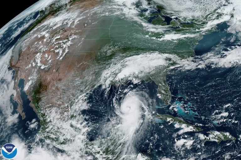 LYNXMPEG7P1JO.jpg,El huracán Laura se aproxima a la costa de  Texas y Louisiana. Imagen satelital del  NOAA GOES-East satellite. 26 de agosto de 2020. CIRA/NOAA/Handout via REUTERS; Crédito: CIRA/NOAA, Reuters LYNXMPEG7P1JO.jpg,El huracán Laura se aproxima a la costa de  Texas y Louisiana. Imagen satelital del  NOAA GOES-East satellite. 26 de agosto de 2020. CIRA/NOAA/Handout via REUTERS; Crédito: CIRA/NOAA, Reuters