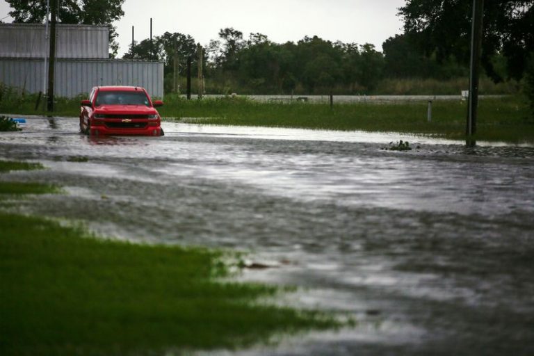 LYNXMPEG7Q15Q-1.jpg,Foto del miércoles de un auto sumergido en el agua como consecuencia de las lluvias caídas por el huracán Laura en cerca de Vermilion Bay, en Abbeville, Luisiana. 
Ago 26, 2020.  REUTERS/Kathleen Flynn 
; Crédito: KATHLEEN FLYNN, Reuters
