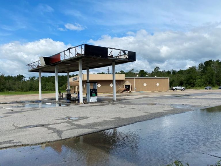 LYNXMPEG7R1QD.jpg,Una gasolinera dañada después de que el huracán Laura pasó por Starks, Luisiana, Estados Unidos. 27 de agosto de 2020. REUTERS/Ernest Scheyder ; Crédito: Ernest Scheyder, Reuters LYNXMPEG7R1QD.jpg,Una gasolinera dañada después de que el huracán Laura pasó por Starks, Luisiana, Estados Unidos. 27 de agosto de 2020. REUTERS/Ernest Scheyder ; Crédito: Ernest Scheyder, Reuters