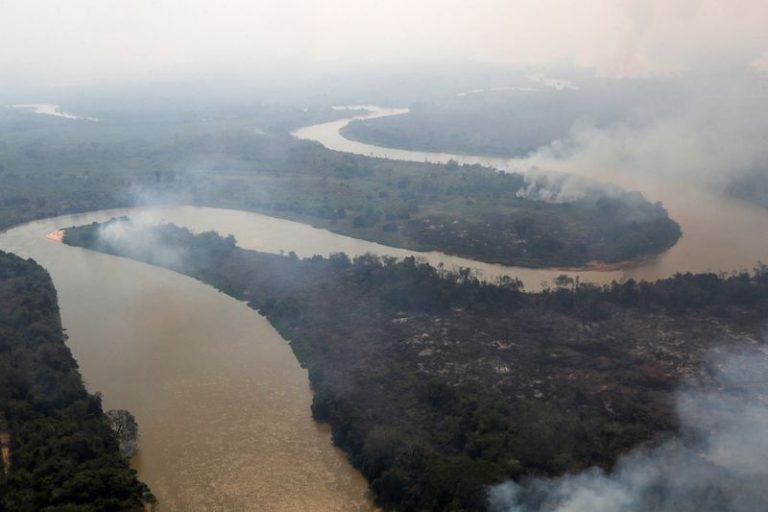 LYNXMPEG7S0IV.jpg,El humo de un incendio forestal envuelve los bosques aledaños al río Cuiaba en el  Pantanal, Poconé, en el estado brasileño de Mato Grosso. Agosto 28, 2020. REUTERS/Amanda Perobelli; Crédito: AMANDA PEROBELLI, Reuters