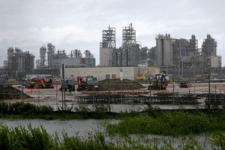 LYNXMPEG7T0JW.jpg,FILE PHOTO: The Exxon Mobil Beaumont Polyethylene Plant is in Beaumont, Texas, U.S. August 28, 2017. REUTERS/Jonathan Bachman -/File Photo; Crédito: Jonathan Bachman, Reuters