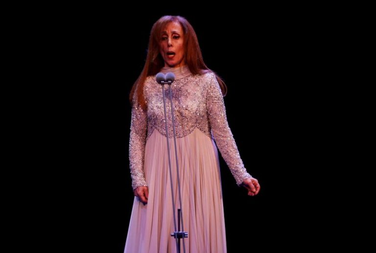 LYNXMPEG7U1EE.jpg,Foto de archivo. La cantante libanesa Fairouz durante una actuación en Sahel Alma, Beirut. 9 de diciembre de 2011. REUTERS/Mohamed Azakir; Crédito: MOHAMED AZAKIR, Reuters