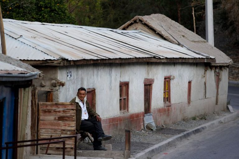 LYNXMPEG802PM-1.jpg,FOTO DE ARCHIVO. Imagen referencial de un hombre afuera de su casa, en El Tránsito, Atacama, Chile. 3 de junio de 2012. REUTERS/Iván Alvarado; Crédito: IVÁN ALVARADO, Reuters