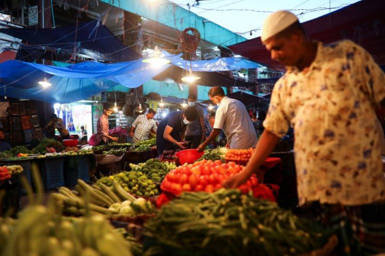 LYNXMPEG8212Z.jpg,Gente compra vegetales en un mercado local en medio de la pandemia del coronavirus en Daca, Bangladés. 2 de septiembre, 2020. REUTERS/Mohammad Ponir Hossain; Crédito: MOHAMMAD PONIR HOSSAIN, Reuters LYNXMPEG8212Z.jpg,Gente compra vegetales en un mercado local en medio de la pandemia del coronavirus en Daca, Bangladés. 2 de septiembre, 2020. REUTERS/Mohammad Ponir Hossain; Crédito: MOHAMMAD PONIR HOSSAIN, Reuters