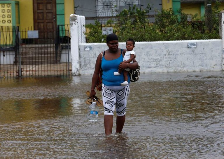 LYNXMPEG8217B.jpg,Imagen de archivo. Una mujer sostiene a su hijo mientras se desplaza a una escuela habilitada como refugio, después del huracán Earl, en Ciudad de Belice, Belice, el 4 de agosto de 2016. REUTERS / Henry Romero; Crédito: Henry Romero, Reuters LYNXMPEG8217B.jpg,Imagen de archivo. Una mujer sostiene a su hijo mientras se desplaza a una escuela habilitada como refugio, después del huracán Earl, en Ciudad de Belice, Belice, el 4 de agosto de 2016. REUTERS / Henry Romero; Crédito: Henry Romero, Reuters
